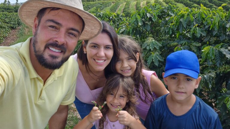 Legenda: Otávio com a esposa Clarissa Morum de Queiroz e os três filhos: Marcela Queiroz Figueiredo, Otávio Queiroz Figueiredo e Vitória Queiroz Figueiredo.